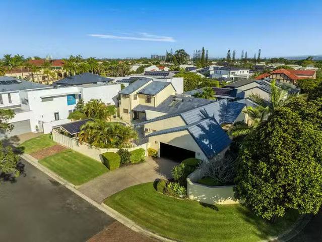 Cheap 4 BR 2 Saint Raphael Terrace, Bundall, QLD 4217