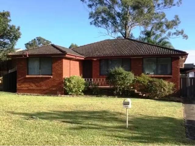 Cheap 4 BR 30 Twickenham Avenue, CAMBRIDGE PARK House for rent.