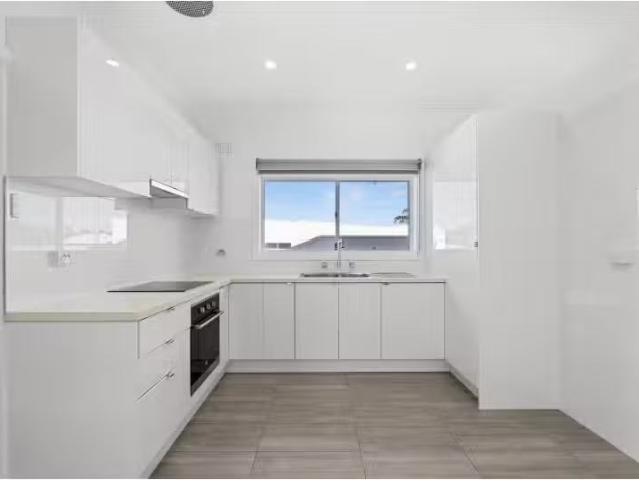 Just in! 4 BR 3/17 Henrietta Street, Towradgi Apartment for re.