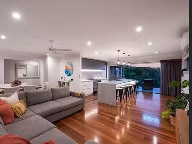 For Rent! 4 BR 32 Liatoki Street, Mansfield, QLD 4122