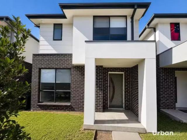 Deal! 4 BR 33 Connemara Street, Austral House for rent Listed.