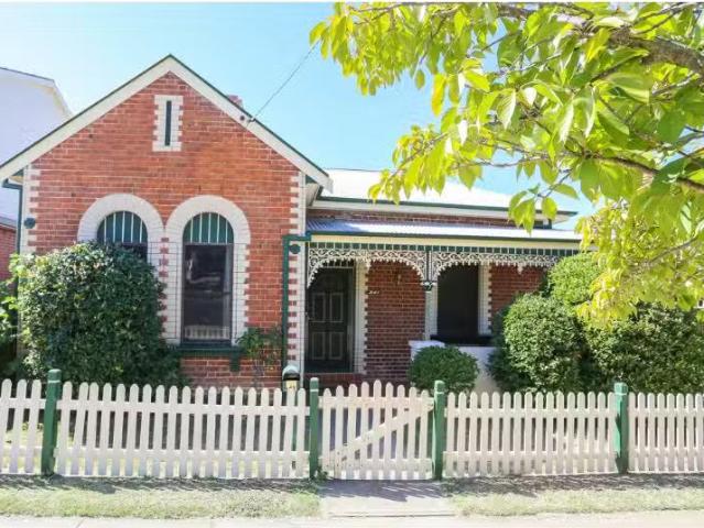 Nice 4 BR 341 Russell St, BATHURST House for rent Listed by R.