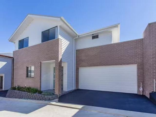 Rental! 4 BR 38 Skylark Street, Thornton Townhouse for rent L.