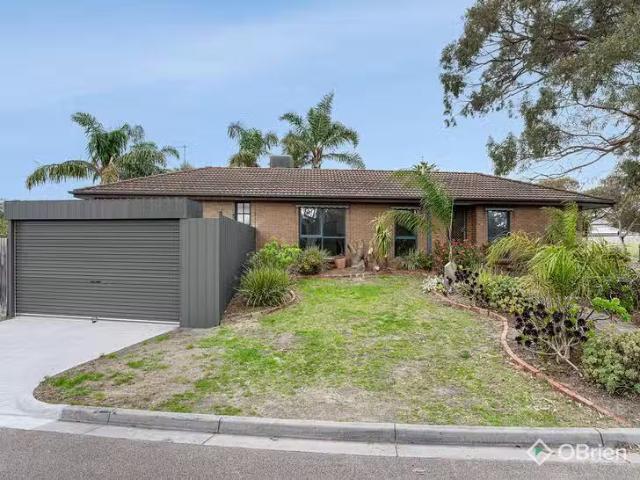Cheap 4 BR 7 Dilkara Court, Frankston, VIC 3199