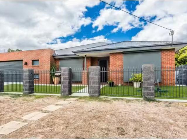Deal! 4 BR 405 Homan Street, Echuca House for rent Listed by.