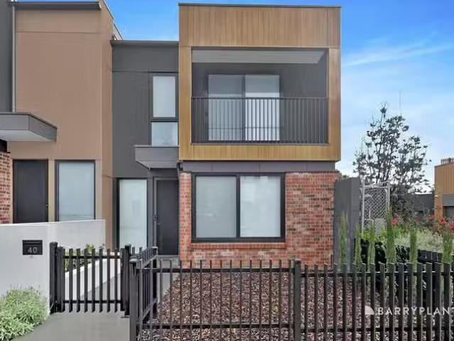 Deal! 4 BR 40 Nova Circuit, Bundoora, VIC 3083