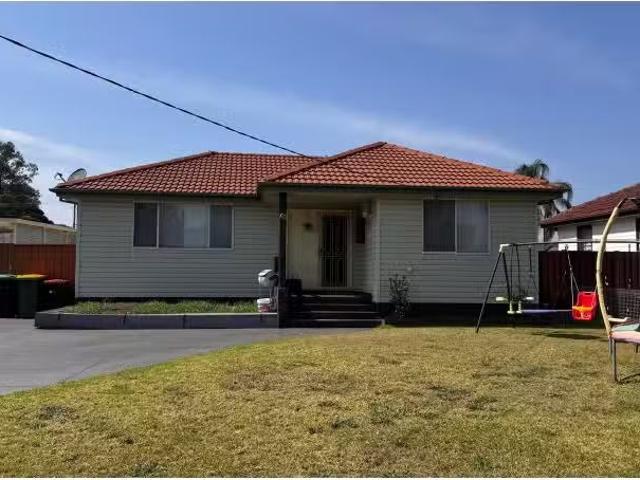 For Rent! 4 BR 42 Bougainville Road, LETHBRIDGE PARK House for.