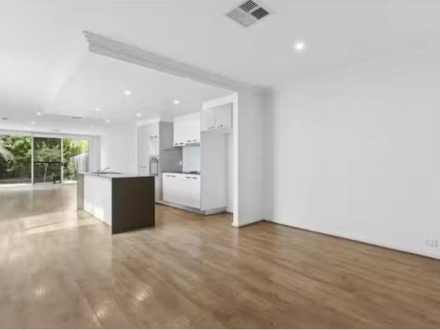 Deal! 4 BR 4/31 Tallara Parkway, NARRABUNDAH Townhouse for ren.