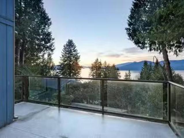 Just in! 4 BR 445 Mountain Drive, Lions Bay, BC, V0N 2E0 hou.