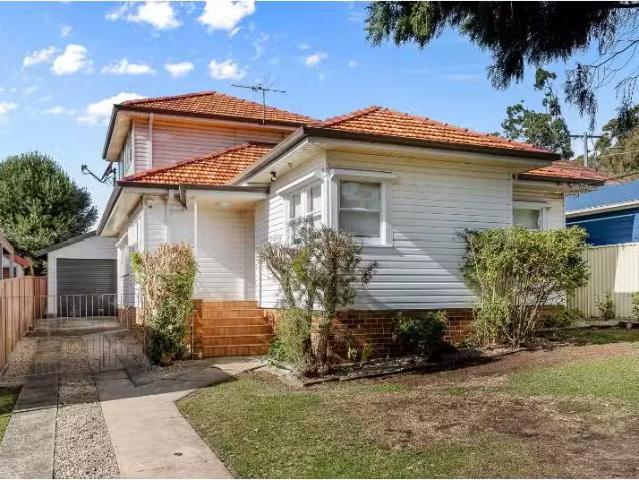 Rental! 4 BR 46 Glassop Street, Caringbah House for rent List.