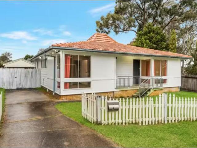 Just in! 4 BR 4 Kew Way, Airds House for rent Listed by Oneag.