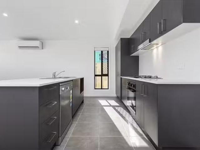 Unique 4 BR 50 Plover Circuit, Aberglasslyn Townhouse for rent.