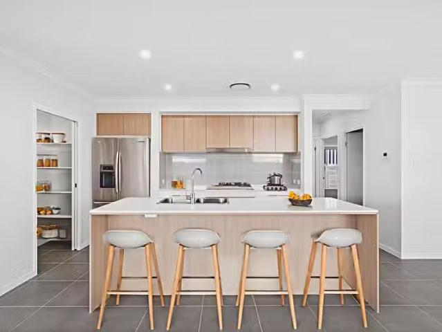 Cozy 4 BR 52 Currawong Circuit, Worongary, QLD 4213 House fo.