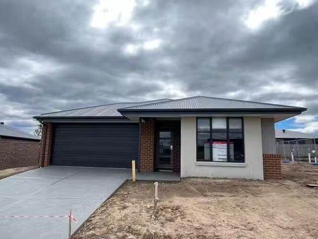 Deal! 4 BR 5 Pioneers Court, Traralgon, VIC 3844