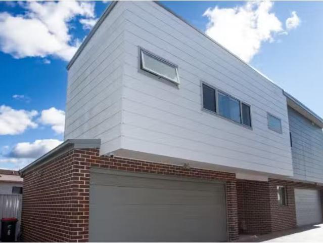 Deal! 4 BR 6/17 Fisher Street, Oak Flats Townhouse for rent L.