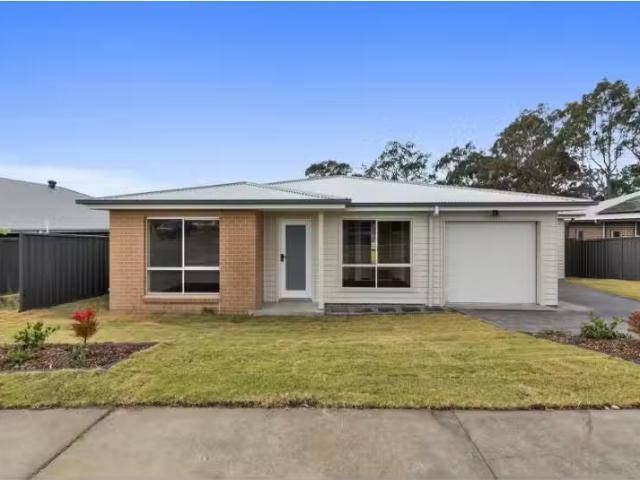 Just in! 4 BR 66 Voyager Street, Wadalba Townhouse for rent L.