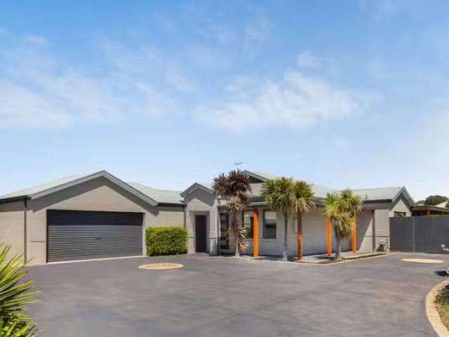 Cheap 4 BR 6 Moonrise Place, MORNINGTON, VIC 3931 House for.