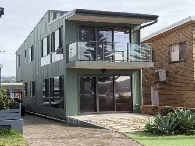 Unique 4 BR 79 The Esplanade, Ettalong Beach House for rent L.