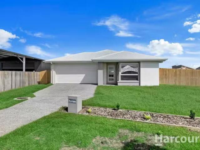 Nice 4 BR 81 North Lakes Circuit, BURRUM HEADS, QLD 4659 Hou.