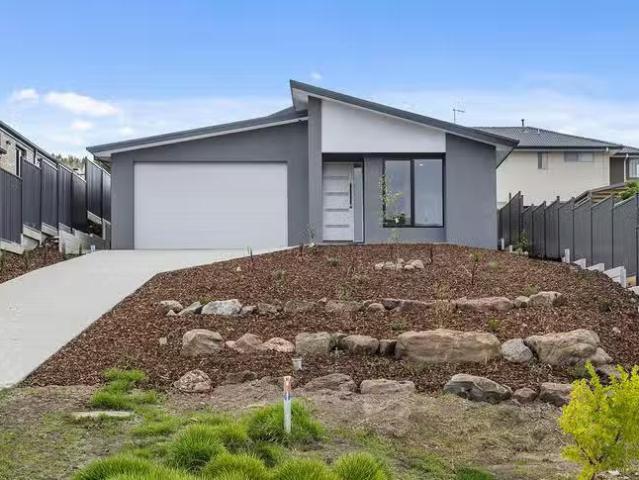 Deal! 4 BR 8 Bannon Avenue, Sunbury, VIC 3429