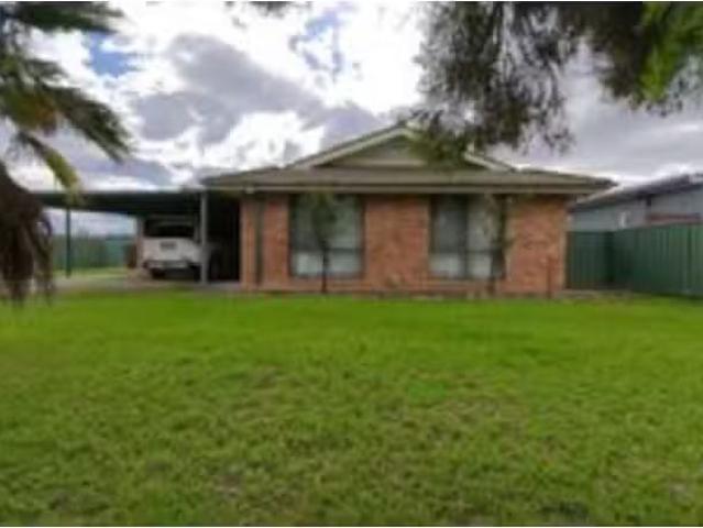 For Rent! 4 BR 8 Bencubbin St, Gilgandra House for rent Liste.