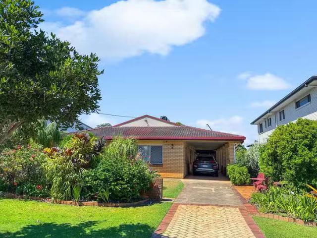 Cozy 4 BR 8 Onslow Street, Golden Beach, QLD 4551