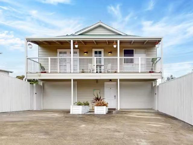Charming 4 BR 8 Roundelay Court, Eatons Hill, QLD 4037 House.