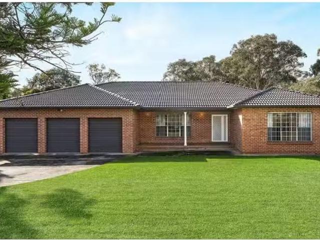 Charming 4 BR 90 Floribunda Road, Kemps Creek House for rent.