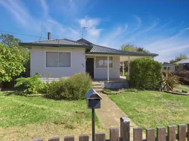 Cozy 4 BR 92 Niagara Street, Armidale House for rent Listed b.