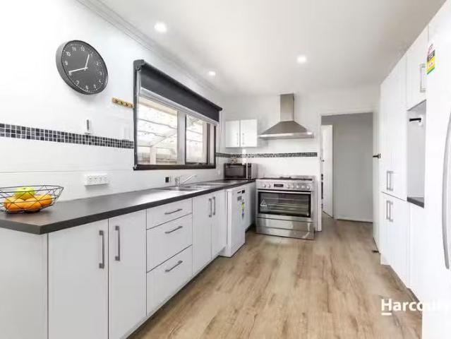 Charming 4 BR 97 Kinlock Street, Bell Post Hill, VIC 3215 Ho.