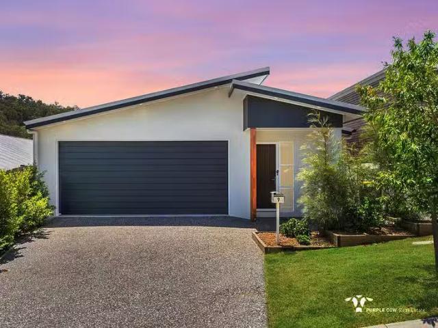 Cozy 4 BR 9 Ivanhoe Street, Spring Mountain, QLD 4300