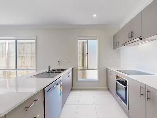Charming 4 Helix Close, Spring Mountain, QLD 4300