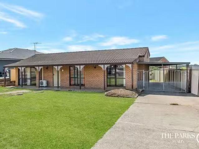 For Rent! 4 Moffitt Crescent, Edensor Park, NSW 2176