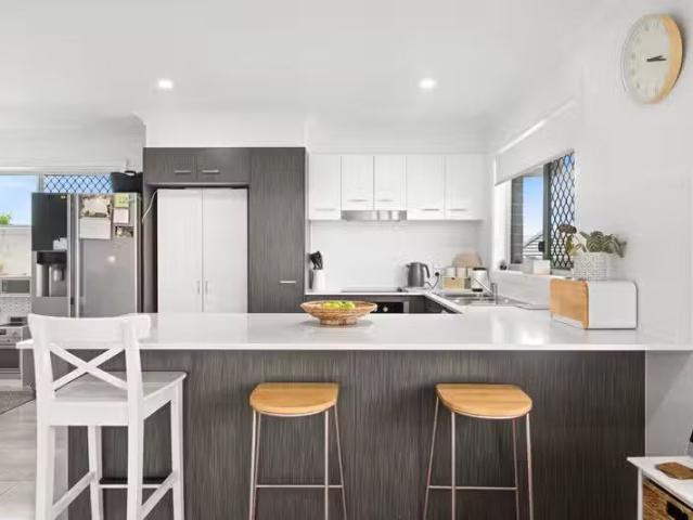 Just in! 4 Stradbroke Crescent, SPRINGFIELD LAKES, QLD 4300.