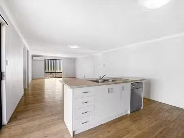 Nice 4 Wildwave Bend, Wandina, WA 6530