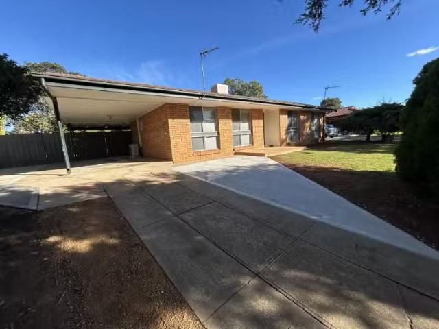 Unique 56 Springfield Way, Dubbo House for rent Listed by Roc.