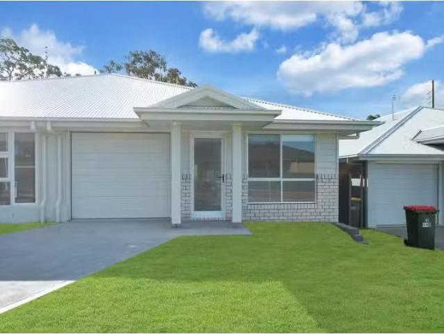 Just in! 56 Thorncliffe Avenue, Thornton Townhouse for rent L.