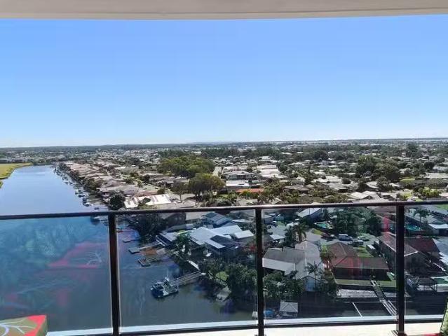 Cozy 51204/5 Harbourside Court, Biggera Waters, QLD 4216