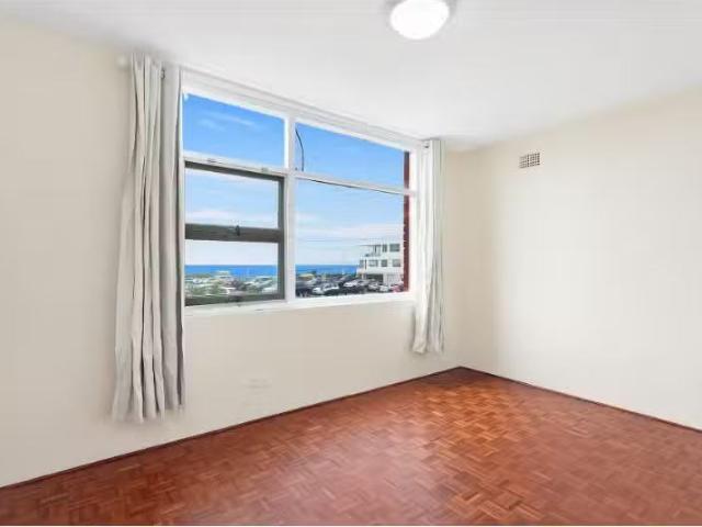 Just in! 5/216 Ocean Street, Narrabeen Apartment for rent Lis.