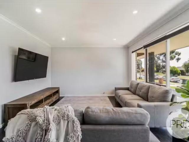 Just in! 52 Naretha Street, Glenfield Park House for rent Lis.