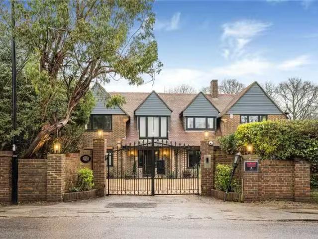Just in! 5 BA 5 bedroom detached house for rent in Camlet Way.