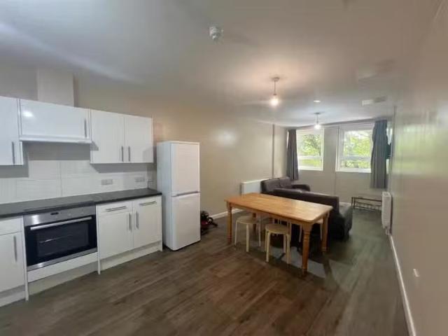 Just in! 5 BA 5 bedroom flat for rent in Charles Street, Stoke.