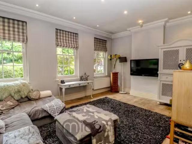 Charming 5 bedroom town house for rent in Sovereign Crescent.