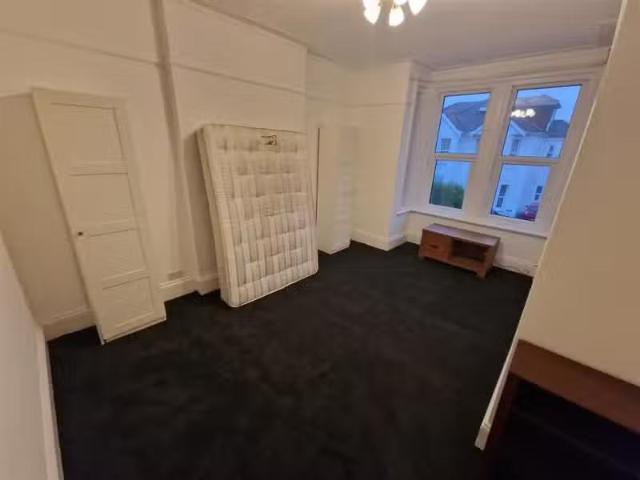 Deal! 5 bedroom apartment for rent in Belvedere Road, Bournemo.