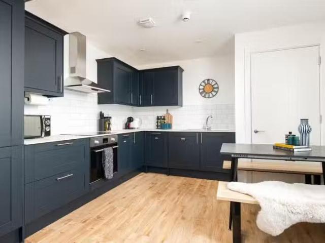 Cheap 5 bedroom apartment for rent in East Street, Bedminster.