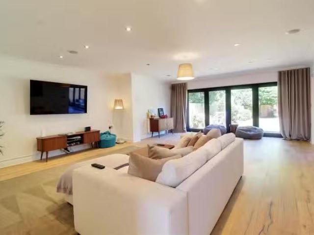 Nice 5 bedroom detached house for rent in Brookmans Avenue, Br.