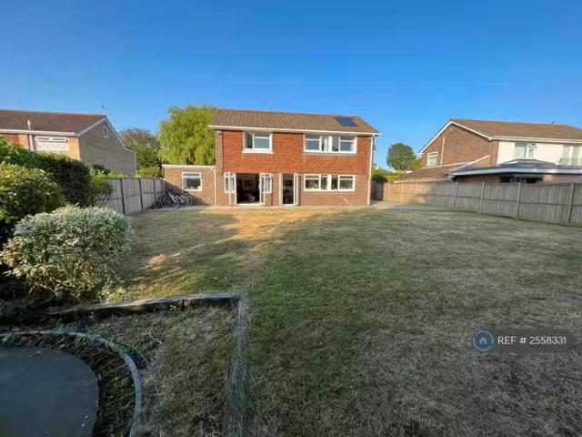 Cheap 5 bedroom detached house for rent in Cliff Road, Hythe.