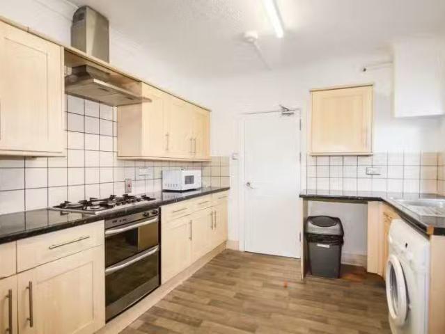 Cozy 5 bedroom detached house for rent in Ensbury Park, Bourne.