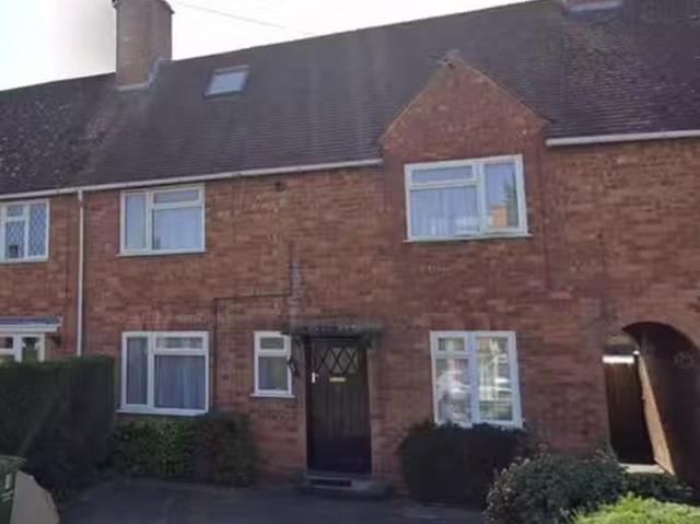 Cheap 5 bedroom semi detached house for rent in Cashmore Avenu.