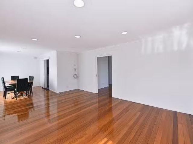 For Rent! 5 Belmont Pl, Gladstone Park VIC 3043